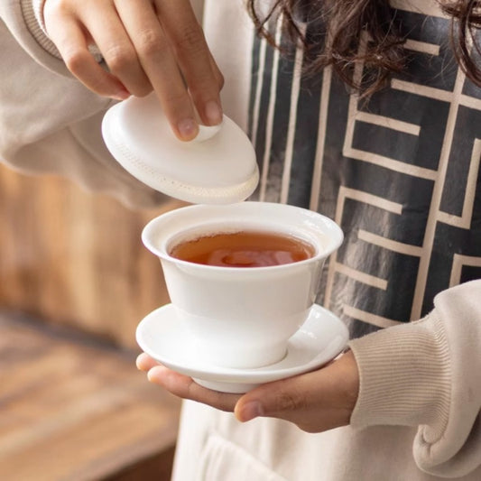 Pure white anti-scalding three-talent cover bowl, simple ceramic integrated thousand-hole filter tea brewer, kung fu tea set, white porcelain cover bowl